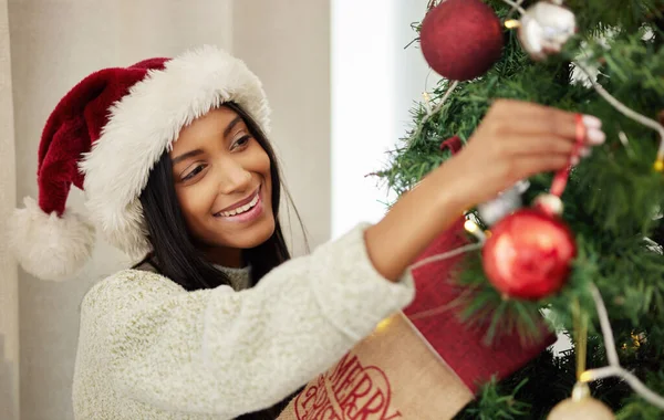 圣诞节 装饰或快乐的女人在家里植树装饰节日或带着微笑度假 冬季或女童挂上红色饰物或装饰品 参加喜庆的家庭庆祝活动 — 图库照片