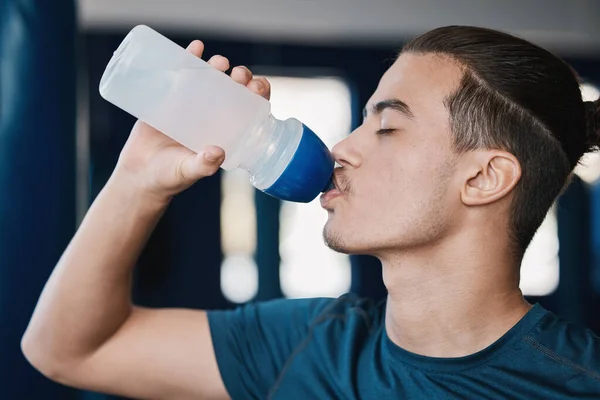 为了健康和健康 一个男人在健身房锻炼后 健康和喝水 年轻和男性运动员 在做完有氧运动 运动或休息训练后 带着一瓶液体 — 图库照片