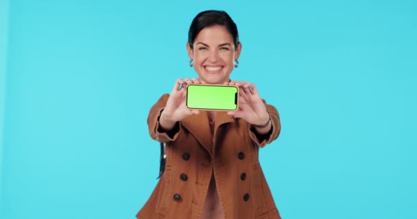 Green Screen Telefon Präsentation Und Glückliche Frau Zeigen Bei Handy — Stockvideo
