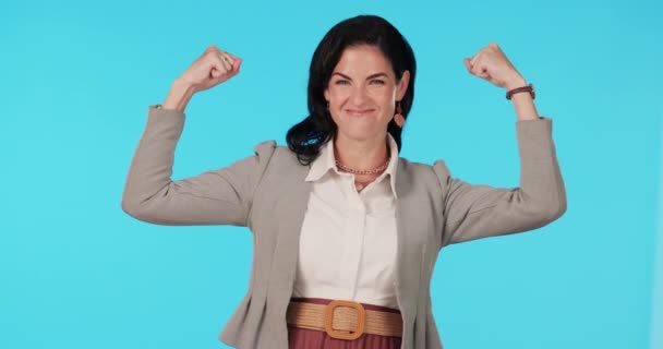 Champion Geschäftsfrau Und Glückliche Gewinnerin Muskelspielend Und Stark Mit Empowerment — Stockvideo