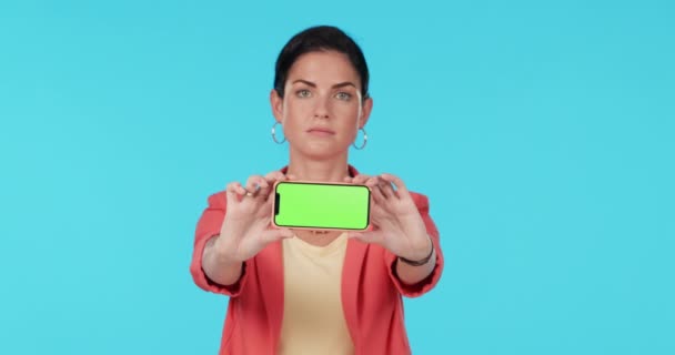 Telefone Tela Verde Rosto Estúdio Mulher Séria Mostram Design Mockup — Vídeo de Stock