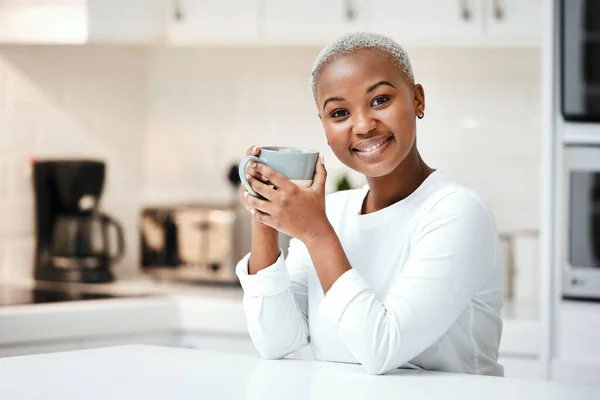 Schwarze Frau Küche Kaffee Und Porträt Entspannen Sie Sich Hause — Stockfoto