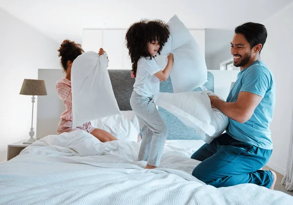 幸せな家族 枕の戦いと家で楽しい絆のために一緒に朝のベッドで遊んでいます お父さん お母さん 遊び心のある子供たちは 寝室でゲーム エンターテイメント 枕と戦うことを楽しんでいます — ストック写真