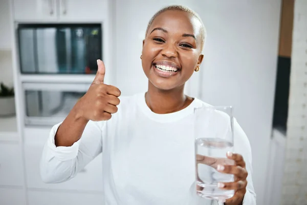Pulgares Hacia Arriba Nutrición Retrato Mujer Negra Con Agua Para — Foto de Stock