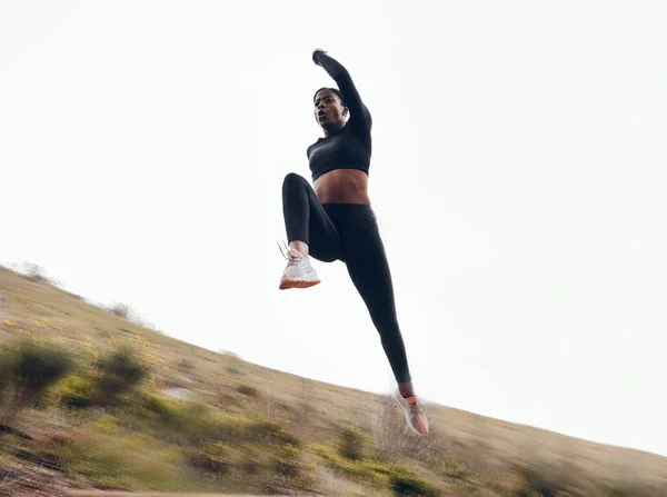 跑步快 与黑人女性在自然界的健康 锻炼和挑战 在室外进行速度 马拉松和健康方面的表现 运动和锻炼 由女性跑步者进行培训 — 图库照片