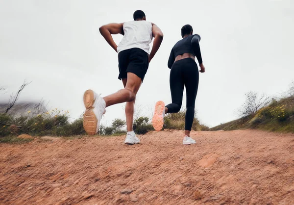 Koşan Bir Çift Kirli Patika Antrenmanlı Spor Maraton Koşusu Koşucu — Stok fotoğraf