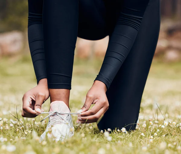 실외에서 공연을 위하여 넥타이 마라톤 위하여 레이스 신발을 공원에서 운동을 — 스톡 사진