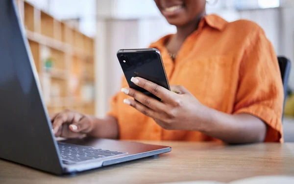 Telefone Laptop Mãos Mulher Feliz Redes Sociais Pesquisa Mensagem Texto — Fotografia de Stock