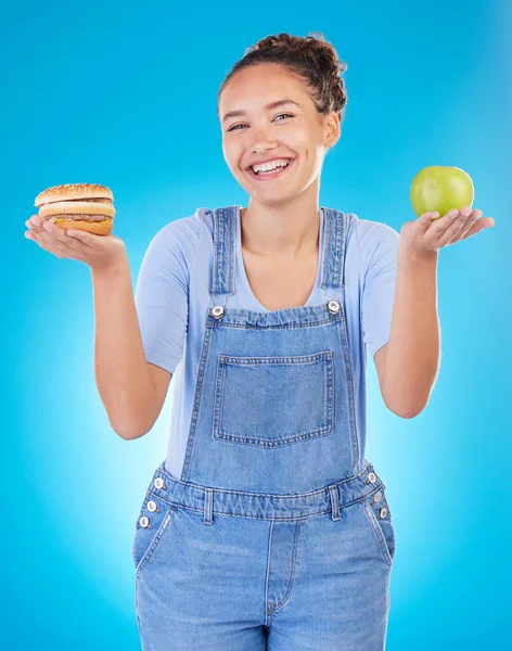 肖像和女人与汉堡包 苹果和选择在工作室隔离蓝色背景 三明治 快餐或健康饮食 营养或健康比较 — 图库照片
