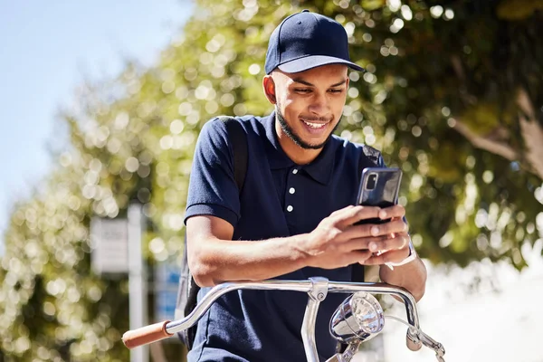 Vervoer Stad Mobiele Telefoon Gelukkig Man Lezen Typen Controleren Online — Stockfoto