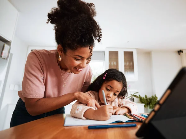 Anya Gyerek Diák Házi Feladatot Írni Egy Asztalra Otthon Tanuláshoz — Stock Fotó