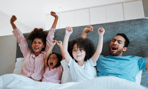 映画のためのベッド お祝いや興奮した幸せな家族のテレビ番組 子供の映画やボンディング歓声を見て ホームファン 朝の子供やベッドルームの人々はスポーツチーム テレビ またはビデオを祝うために叫ぶ — ストック写真