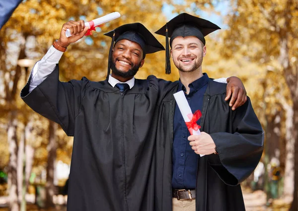 Mezuniyet Portresi Üniversite Üniversite Kampüsündeki Arkadaşlar Öğrenciler Başarı Diplomanın Kutlanması — Stok fotoğraf