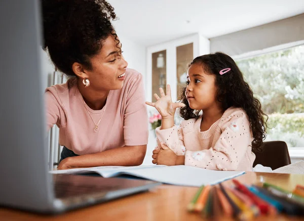 Math Huiswerk Moeder Kind Met Een Laptop Tellen Studeren Samen — Stockfoto