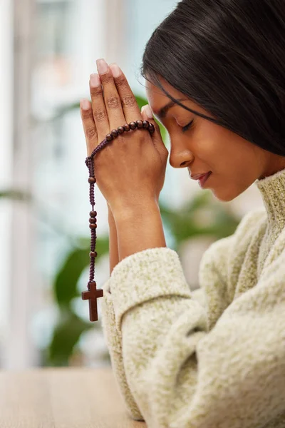 Dua Eden Elleri Evinde Tespih Çeken Hintli Bir Kadın Tanrı — Stok fotoğraf