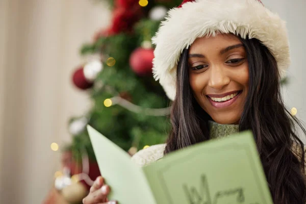 Ευτυχισμένη Γυναίκα Που Διαβάζει Χριστουγεννιάτικη Κάρτα Σημείωμα Μήνυμα Στο Σπίτι — Φωτογραφία Αρχείου
