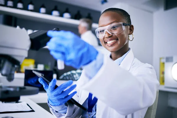 医薬品の研究 革新または医学のためのタブレットと黒の女性 試験管または幸せな科学者 治療法を研究する研究室での科学分析における医学データ 笑顔またはアフリカの生物学者 — ストック写真