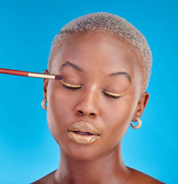 Tvář Make Oční Stíny Černoškou Modrém Pozadí Studiu Aplikovat Kosmetický — Stock fotografie