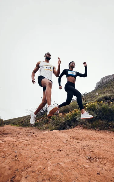 Laufen Springen Und Paaren Den Bergen Mit Fitness Workout Und — Stockfoto