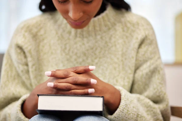 Біблія Руки Жінка Моляться Про Допомогу Віру Або Подяку Богу — стокове фото