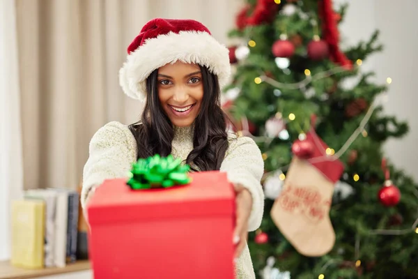 女性は贈り物 クリスマスと笑顔を肖像画で与え 幸福と休日を祝い リボンでボックスを包んだ 特別なイベント 現在とパッケージで自宅で女性の人 お祝いとクリスマス — ストック写真