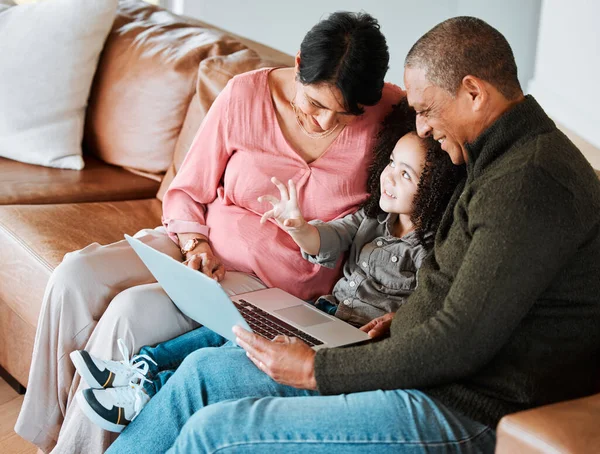 Nagyszülők Pihenjen Boldog Család Gyerek Laptop Streaming Gyermekbarát Videó Online — Stock Fotó
