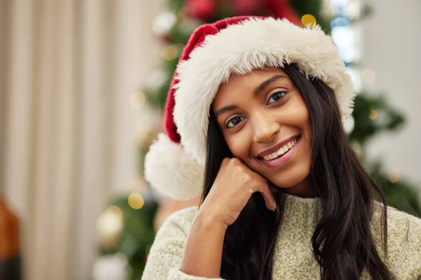 お祝い お祝いの季節や自宅で時間を与える贈り物のための幸せな女性 肖像画やクリスマスの帽子 または12月のパーティーのために家の中で木によってリラックスして笑顔の女性の顔 — ストック写真