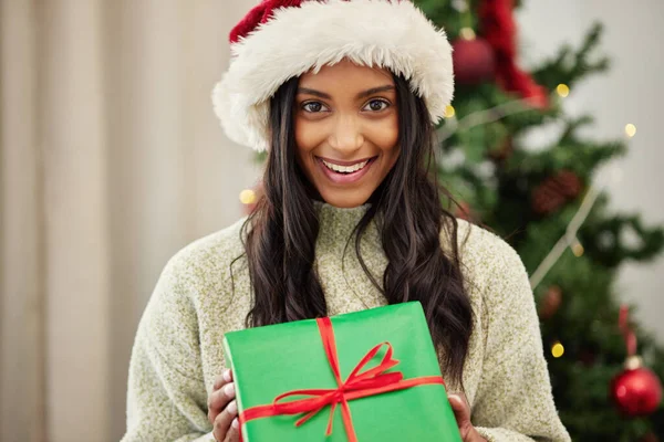 クリスマス 肖像画やギフトボックスを持つ幸せな女性や自宅での休日のお祝いに存在します 冬に家の中で特別な製品やプレゼントのパッケージと顔 笑顔や興奮インドの女の子 — ストック写真