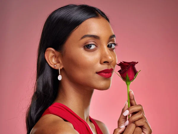 バレンタインデーのためのスタジオの背景にバラを持つ美しい 肖像画とインドの女性 深刻な モデルと背景に孤立ロマンスや愛のための花を持つ若い女の子の顔 — ストック写真
