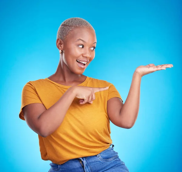 Decision Choice Black Woman Showing Presentation Information Blue Studio Background — Stock Photo, Image