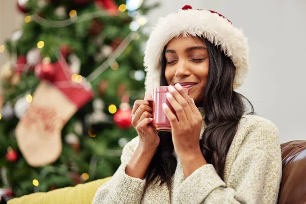 クリスマス 笑顔や暖かい飲み物で休日や休暇の休憩に自宅でコーヒーと幸せな女性 寒い冬 卵の卵や居心地の良いインドの女の子は自宅でリラックスするお茶やホットチョコレートのカップを飲む — ストック写真