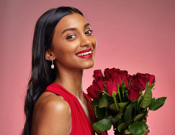 バレンタインデーのスタジオの背景にバラを持つ女性の幸せ 美しさと肖像画 メイク モデルとピンクの背景にロマンスや愛のための花花束と若いインドの女の子の顔 — ストック写真