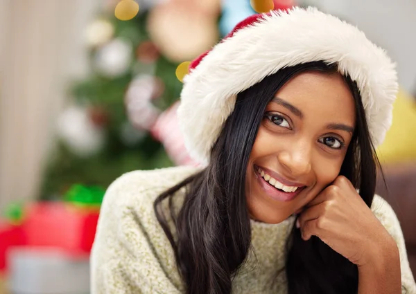 お祝いの季節 お祝いや自宅で時間を与える贈り物のためのクリスマスの帽子を持つ幸せな女性 顔や肖像画 または12月のパーティーでリラックスして笑顔の女性 — ストック写真