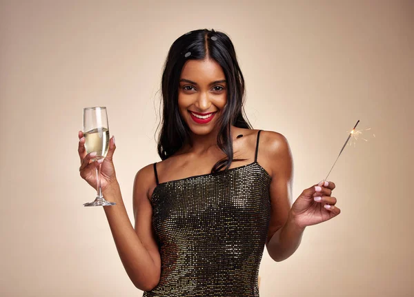 Ritratto Donna Scintillante Festeggiare Con Champagne Festa Capodanno Divertimento Sullo — Foto Stock