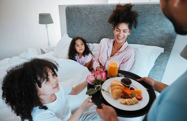 Glückliche Familie Muttertag Und Morgenfrühstück Bett Gemeinsam Hause Feiern Lieben — Stockfoto