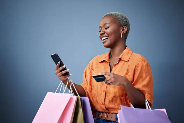 Sacos Compras Mulher Negra Com Cartão Crédito Celular Comércio Eletrônico — Fotografia de Stock