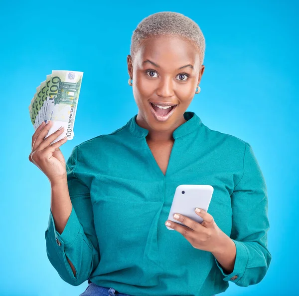 Peníze Telefon Žena Překvapivém Portrétu Finanční Výhry Online Úspory Nebo — Stock fotografie