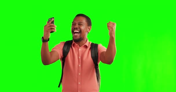 Telefon Utazás Zöld Képernyő Egy Győztes Fekete Férfi Stúdió Éljenzés — Stock videók