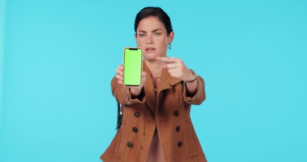 绿色荧幕电话 大拇指朝下 女人指向糟糕的模型设计 品牌失败和工作室空间上的分歧 移动标识 没有投票和肖像人对蓝色背景的负面评价 — 图库视频影像