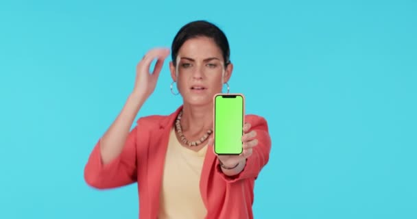 Teléfono Pantalla Verde Una Mujer Confundida Fondo Azul Estudio Arañando — Vídeo de stock