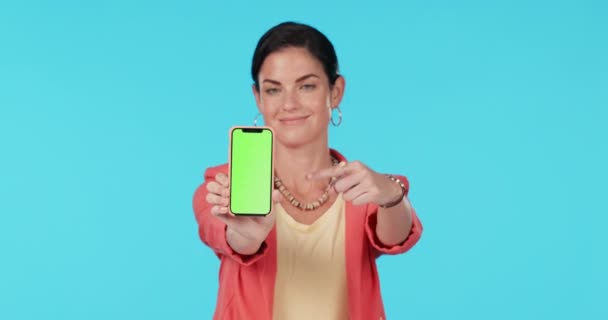 Zelená Obrazovka Telefon Studio Šťastná Žena Ukazují Maketa Design Prezentace — Stock video