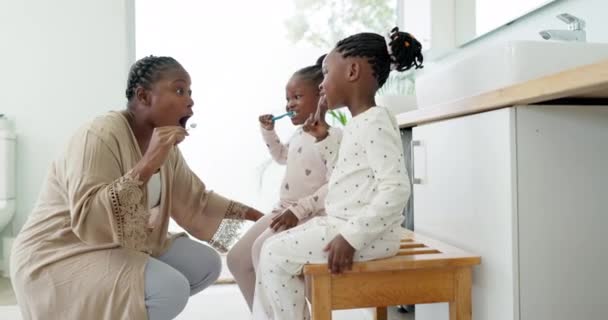 Banheiro Mãe Negra Meninas Escovando Dentes Aprendizagem Felicidade Com Aliciamento — Vídeo de Stock
