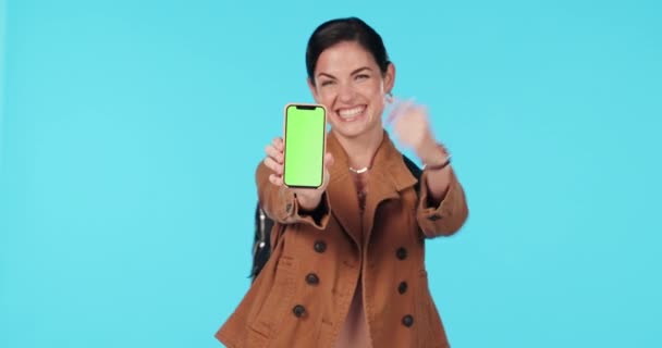 Green Screen Telefon Oder Glückliche Frau Zeigen Auf Mockup Reise — Stockvideo