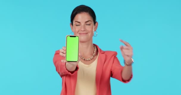 Green Screen Smartphone Zeigen Oder Glückliche Frau Geste Auf Attrappe — Stockvideo