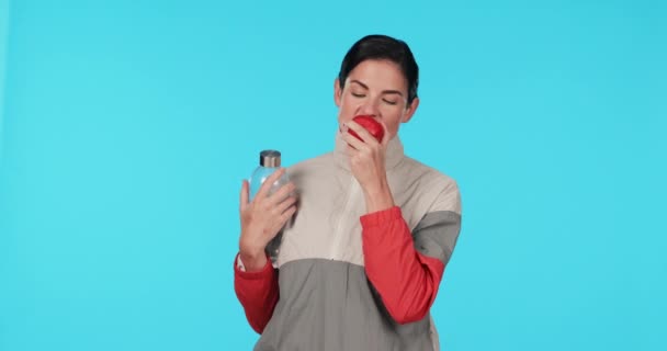 Esercizio Mangiare Una Donna Con Una Mela Acqua Uno Sfondo — Video Stock