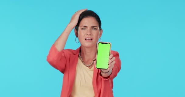Телефон Зеленый Экран Женщина Спрашивающая Синем Фоне Студии Царапающая Голову — стоковое видео