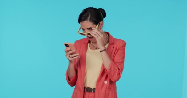 Telefon Studio Eller Lycklig Kvinna Sociala Medier Överraskad Nyheten Försäljning — Stockvideo