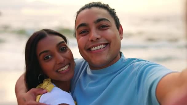 Ευτυχισμένο Ζευγάρι Βιντεοκλήση Selfie Στην Παραλία Για Vlog Online Post — Αρχείο Βίντεο