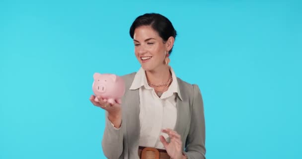 Piggy银行 快乐和女人的肖像与完美的标志 在工作室为节省 成功或投资蓝色背景 脸和女士 有钱箱 有预算 增长或贷款的好手 — 图库视频影像