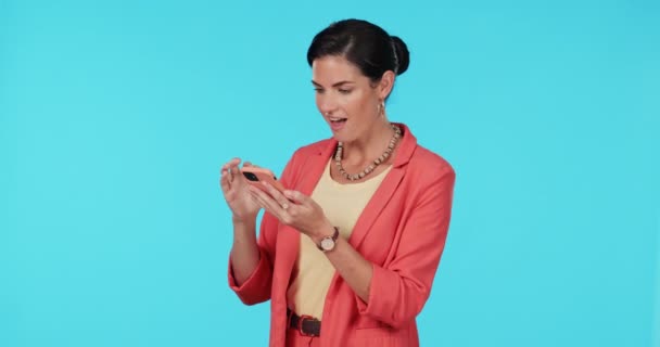 Mujer Puño Teléfono Estudio Con Wow Éxito Beneficio Aplicación Fintech — Vídeos de Stock